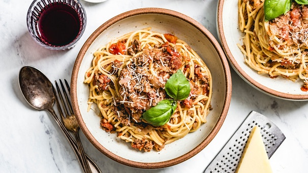 Ein Teller Spaghetti mit Bolognese-Soße | Bild: mauritius images / The Picture Pantry / Aysegul Deniz Sanford