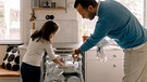 Vater und Tochter räumen eine Geschirrspülmaschine in einer Küche aus | Bild: mauritius images / Maskot