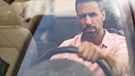 Fahrer hinter dem Steuer eines Autos | Bild: mauritius images / Westend61 / Daniel Ingold