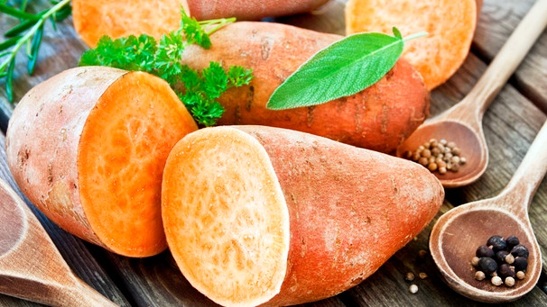 Süßkartoffel mit Gewürzen | Bild: mauritius images / PhotoSG / Alamy / Alamy Stock Photos