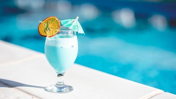 Blauer Cocktail am Pool | Bild: mauritius images / RossHelen editorial / Alamy / Alamy Stock Photos