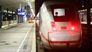 Ein Zug der DB steht an einem Bahnhof | Bild: dpa Bildfunk/Julian Stratenschulte