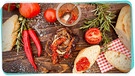Scharfe Tomatenmarmelade auf einem Baguttestück, daneben Chilischoten und Tomaten auf einem Tisch | Bild: Bogdan Kramliczek/BR