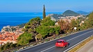 Auto fährt eine Küstenstraße in Kroatien entlang | Bild: mauritius images
