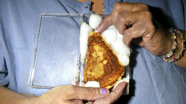 Toast mit Antlitz der Jungfrau Maria auf Ebay versteigert. | Bild: picture-alliance/dpa