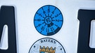 TÜV-Plakette auf einem Nummernschild, an der der Termin für die nächste Hauptuntersuchung ablesbar ist | Bild: mauritius images / Chromorange / Michael Bihlmayer
