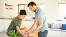 Sohn und Vater räumen gemeinsam Einkäufe in der Küche aus | Bild: mauritius images / Image Source / Jakob Helbig