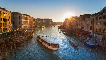 Blick auf den Canale Grande in Venedig | Bild: mauritius images / Westend61 / hsimages