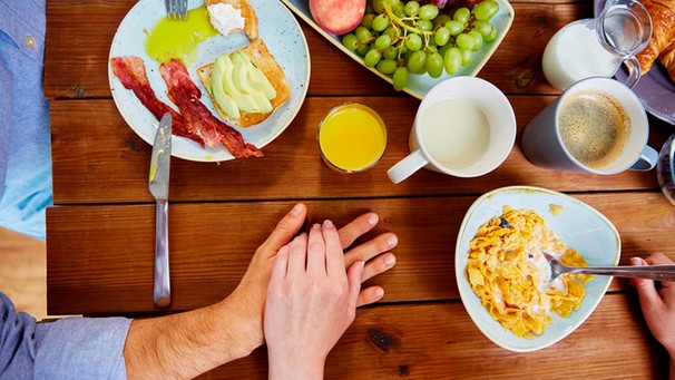 Rührei, Toast, Kaffe, Obst und Orangensaft stehen auf einem Tisch zum Frühstücken bereit. | Bild: mauritius images / Lev Dolgachov / Alamy / Alamy Stock Photos