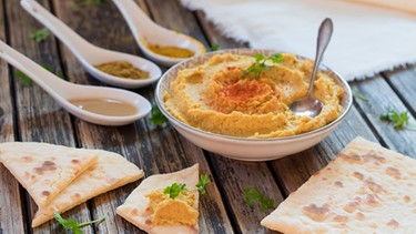 Hummus in einer Schale | Bild: mauritius-images
