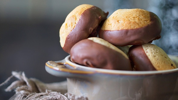 Maroni-Kekse sind in einer Schüssel angerichtet. | Bild: mauritius images