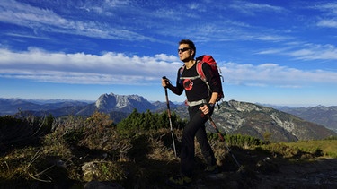 Wanderer beim Aufstieg aufs Fellhorn mit Wanderstöcken | Bild: picture-alliance/dpa