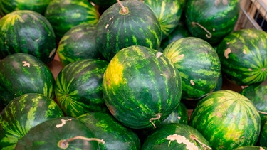 Wassermelonen auf einem Haufen | Bild: mauritius-images