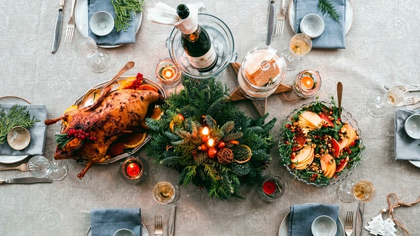 Ein weihnachtlich, festlich gedeckter Tisch für sechs Personen | Bild: mauritius-images
