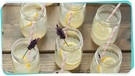 Gläser mit selbstgemachter Zitronenlimonade und Lavendelzweig stehen auf einem Holztisch | Bild: mauritius images / Rocha