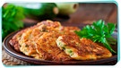 Zucchini-Puffer mit Cornflakes und Kräutern | Bild: Montage: BR; mauritius images / Olena Danileiko / Alamy / Alamy Stock Photos