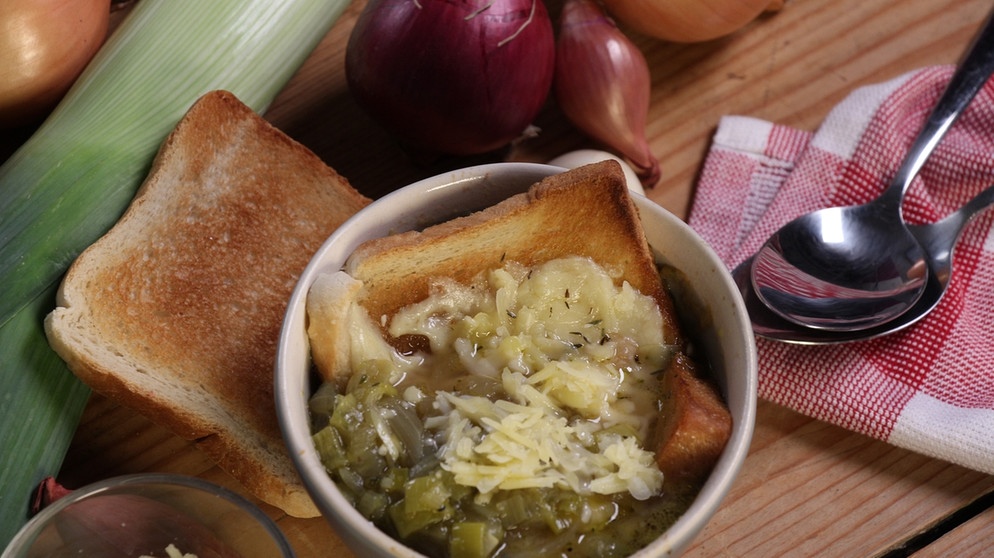 Zwiebelsuppe mit Käse: Überbacken schmeckt&amp;#39;s halt immer - einfaches ...