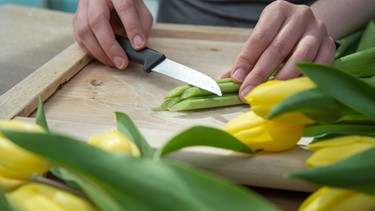 Angeschnittene Tulpen liegen auf einem Tisch. | Bild: picture alliance / dpa Themendienst | Andrea Warnecke