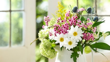 Ein Strauß Blumen steht in einer Vase. | Bild: mauritius images / Radius Images