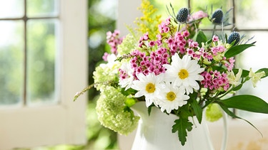 Ein Strauß Blumen steht in einer Vase. | Bild: mauritius-images