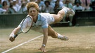 Boris Becker hechtet 1985 in Wimbledon einem Ball hinterher. | Bild: picture-alliance/dpa