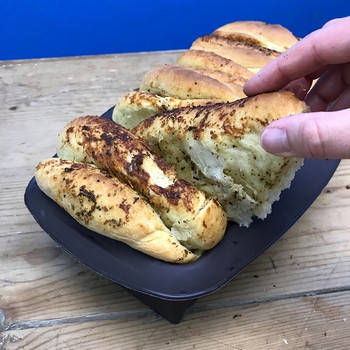 Das fertige Brot lässt sich ganz einfach aus der Form zupfen. | Bild: BR