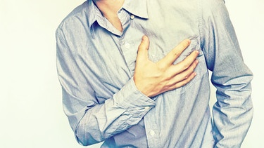 Mann greift sich bei einem Herzinfarkt an die Brust | Bild: colourbox.com