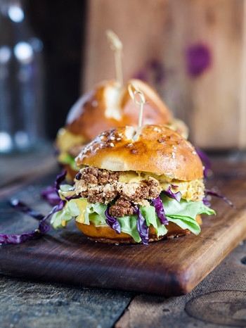 Burger mit Patty aus Blumenkohl | Bild: mauritius-images