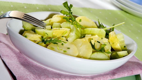 Kartoffelsalat mit Gurke | Bild: mauritius-images