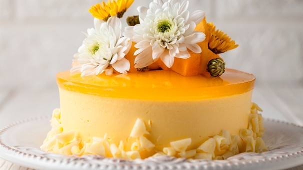 Schmeckt ganz ohne Backofen: Cheesecake mit Mango. | Bild: mauritius-images