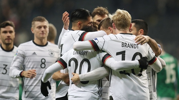 Die Deutsche Nationalmannschaft jubelt gemeinsam nach einem Torerfolg | Bild: picture-alliance/dpa