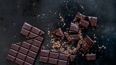 zerbrochene dunkle Schokolade | Bild: mauritius-images