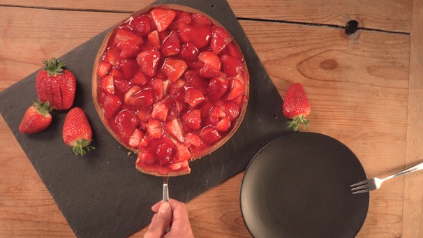 Foto von einem Kuchen in Tarteform mit Mürbteig und Erdbeeren, dazwischen kommt Vanilecreme | Bild: BR