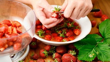 Erdbeeren werden geschnitten | Bild: mauritius-images