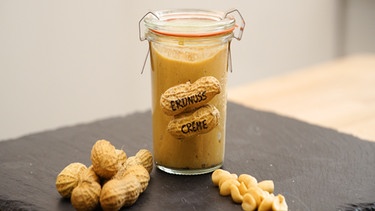 Erdnussbutter selbstgemacht in Einwegglas | Bild: BR