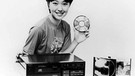 Ein Model präsentiert den ersten CD-Player im Jahr 1982. | Bild: picture-alliance/dpa/pan-asia