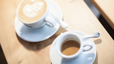 Ein Espresso und ein Milchkaffee stehen auf einem Tisch. | Bild: picture-alliance/dpa