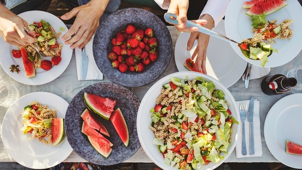 Tisch von oben mit Melone und Salat | Bild: mauritius-images