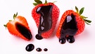 Drei frische Erdbeeren mit Balsamico Essig beträufelt | Bild: mauritius images / LUIGI GIORDANO / Alamy / Alamy Stock Photos