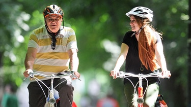 Beim Fahrradfahren wird das Helmtragen immer selbstverständlicher.  | Bild: picture-alliance/dpa