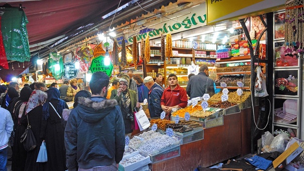 Ein Lebensmittelmarkt nahe der Yeni-Moschee im Istanbuler Stadtteil Eminönü. | Bild: picture-alliance/dpa