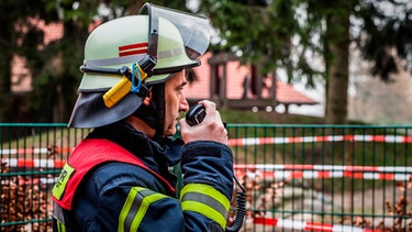 Feuerwehrmann mit Helm  | Bild: mauritius-images