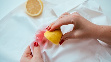 Erdbeerflecken mit Zitronen entfernen | Bild: mauritius-images