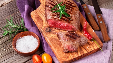 Steak nach dem Braten gesalzen | Bild: mauritius images / Evgeny Karandaev / Alamy / Alamy Stock Photos