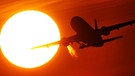 Ferienflieger fliegt in die Sonne | Bild: picture-alliance/dpa