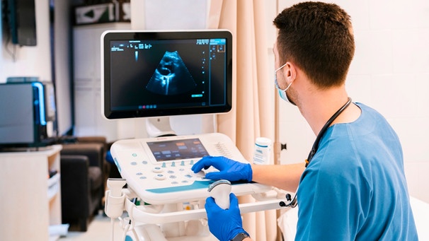 Arzt in einem Krankenhaus an einem Ultraschallgerät | Bild: mauritius images