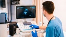 Arzt in einem Krankenhaus an einem Ultraschallgerät | Bild: mauritius images
