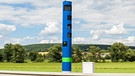 Eine blaue Säule an einer Bundesstraße in Bayern | Bild: picture alliance / Fotostand | Fotostand / K. Schmitt