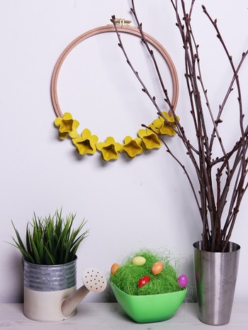 Kranz mit gelben Blüten aus Eierkarton | Bild: Martin Deininger/BR