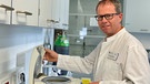 Immunologe Prof. Carsten Watzl in einem Labor | Bild: Leibniz-Institut für Arbeitsforschung an der TU Dortmund (IfADo)/dpa